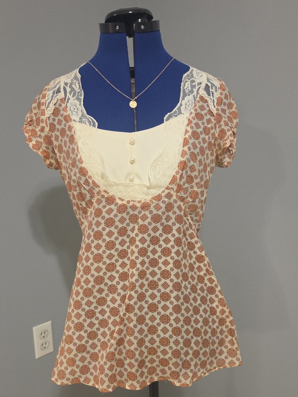 Women's Cream & Rust Printed Lace-Trim Blouse
